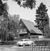 Lata 70., Szczecin, Polska.
Dom jednorodzinny przy ul. Wojska Polskiego. Na pierwszym planie samochód „syrena”.
Fot. Maciej Jasiecki, zbiory Ośrodka KARTA