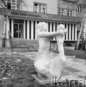 Lata 70., Szczecin, Polska.
Akcent rzeźbiarski „Macierzyństwo”, wys. 165 cm (z cokołem 174cm) x90cm x100cm. Rok powstania 1972. Autorka: Anna Paszkiewicz. Akcent został postawiony przed siedzibą Urzędu Stanu Cywilnego przy ul. Adama Mickiewicza.
Fot. Maciej Jasiecki, zbiory Ośrodka KARTA
