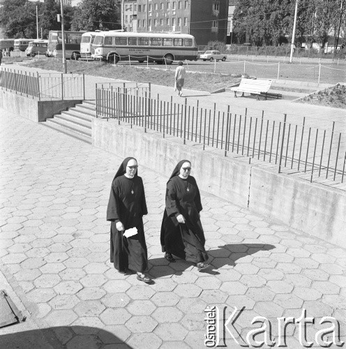 Lata 70., Szczecin, Polska.
Ul. Jana z Kolna. Zakonnice zmierzają w kierunku Dworca Morskiego (niewidoczny). 
Fot. Maciej Jasiecki, zbiory Ośrodka KARTA