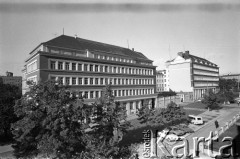 Lata 70., Szczecin, Polska.
Ulica Małopolska. Z lewej budynek WRZZ (Wojewódzkiej Rady Związków Zawodowych, obecnie Sąd Okręgowy). Z prawej Biuro Paszportowe KW MO i Wydział „B” SB (obecnie ABW i Laboratorium Kryminalistyczne Policji). 
Fot. Maciej Jasiecki, zbiory Ośrodka KARTA