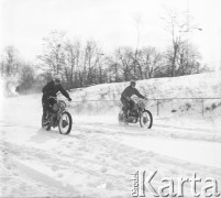Lata 70., Szczecin, Polska.
Wyścigi motocyklowe w śniegu. 
Fot. Maciej Jasiecki, zbiory Ośrodka KARTA