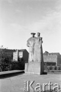 Lata 70., Szczecin, Polska.
Ul. Korsarzy, pomnik księcia Bogusława X i jego żony królewny Anny Jagiellonki,  odsłonięty 22 lipca 1974 r. Został zaprojektowany został przez Leonię Chmielnik i Annę Paszkiewicz.
Fot. Maciej Jasiecki, zbiory Ośrodka KARTA