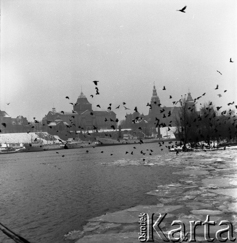 Lata 70., Szczecin, Polska.
Widok na Odrę i Wały Chrobrego.
Fot. Maciej Jasiecki, zbiory Ośrodka KARTA