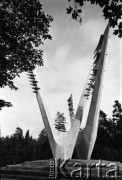 Lata 70., Szczecin, Polska.
Pomnik Braterstwa Broni na Cmentarzu Centralnym, monument wykonany został ze sztucznego kamienia według projektu Sławomira Lewińskiego. Odsłonięcie nastąpiło 28 października 1967 r.
Fot. Maciej Jasiecki, zbiory Ośrodka KARTA