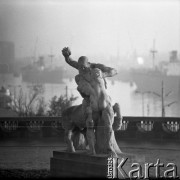 Lata 70., Szczecin, Polska.
Ul. Wały Chrobrego. Rzeźba Ludwiga Manzela „Herkules walczący z centaurem”.
Fot. Maciej Jasiecki, zbiory Ośrodka KARTA