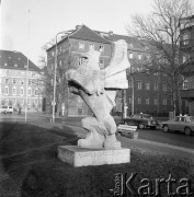 Lata 70., Szczecin, Polska.
Akcent rzeźbiarski „Gryf Pomorski”. Wykonany wspólnie w 1972 r. przez dwie szczecińskie artystki – Leonię Chmielnik i Annę Paszkiewicz, według projektu Leonii Chmielnik z 1971 r. Ustawiony w al. Jedności Narodowej (obecnie Jana Pawła II).
Fot. Maciej Jasiecki, zbiory Ośrodka KARTA