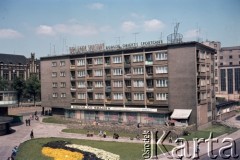 Lata 70., Szczecin, Polska.
Budynek przy Placu Bramy Portowej. Na jego szczycie szyld 