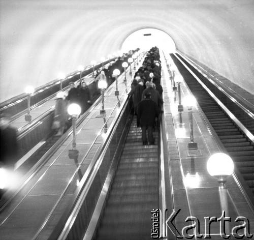 1966, Moskwa, ZSRR.
Metro, schody ruchome.
Fot. Maciej Jasiecki, zbiory Ośrodka KARTA