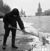 1966, Moskwa, ZSRR.
Odśnieżanie Placu Czerwonego.
Fot. Maciej Jasiecki, zbiory Ośrodka KARTA