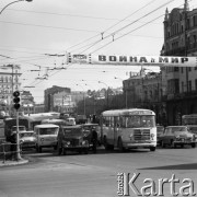 1966, Moskwa, ZSRR.
Ruch uliczny. Nad samochodem transparent 