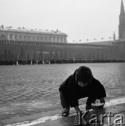 1966, Moskwa, ZSRR.
Dziecko na Placu Czerwonym.
Fot. Maciej Jasiecki, zbiory Ośrodka KARTA