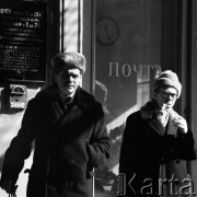 1966, Moskwa, ZSRR.
Przechodnie przy poczcie.
Fot. Maciej Jasiecki, zbiory Ośrodka KARTA