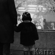 1966, Moskwa, ZSRR.
Dziecko przy witrynie sklepowej.
Fot. Maciej Jasiecki, zbiory Ośrodka KARTA