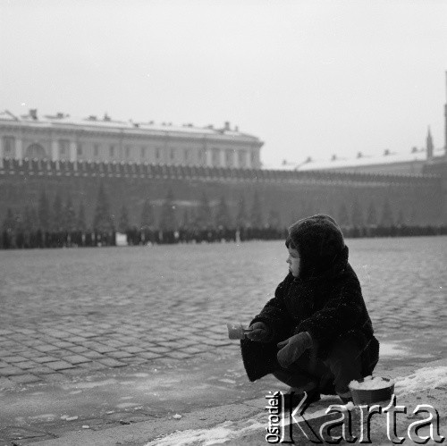 1966, Moskwa, ZSRR.
Dziecko na Placu Czerwonym.
Fot. Maciej Jasiecki, zbiory Ośrodka KARTA
