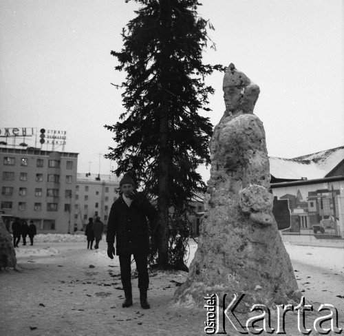 1966, Moskwa, ZSRR.
Fotograf Maciej Jasiecki przy śnieżnej rzeźbie.
Fot. Maciej Jasiecki, zbiory Ośrodka KARTA