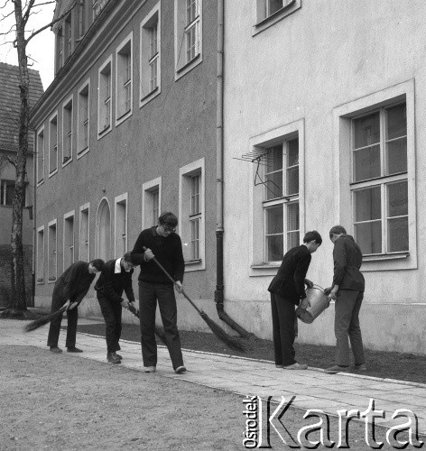 Lata 60.-70. Polska.
Zamiatanie dziedzińca.
Fot. Maciej Jasiecki, zbiory Ośrodka KARTA