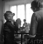 Lata 60.-70. Polska.
Dziecko w kawiarni. 
Fot. Maciej Jasiecki, zbiory Ośrodka KARTA