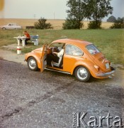 Lata 60.-70., NRD.
Volkswagen Garbus.
Fot. Maciej Jasiecki, zbiory Ośrodka KARTA