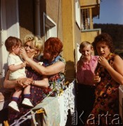 Lata 60.-70., NRD.
Rodzina na balkonie.
Fot. Maciej Jasiecki, zbiory Ośrodka KARTA