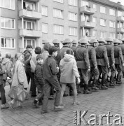 Lata 60.-70., NRD.
Dzieci i Żołnierze Volksarmee (Ludowej Armii).
Fot. Maciej Jasiecki, Fundacja Ośrodka KARTA