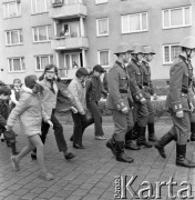 Lata 60.-70., NRD.
Dzieci i Żołnierze Volksarmee (Ludowej Armii).
Fot. Maciej Jasiecki, Fundacja Ośrodka KARTA