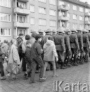 Lata 60.-70., NRD.
Dzieci i Żołnierze Volksarmee (Ludowej Armii).
Fot. Maciej Jasiecki, Fundacja Ośrodka KARTA