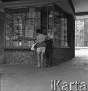 Lata 60.-70., Szczecin, Polska.
Przy kiosku.
Fot. Maciej Jasiecki, Fundacja Ośrodka KARTA