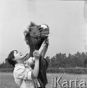 Lata 60.-70., Polska.
Kobieta z koniem.
Fot. Maciej Jasiecki, Fundacja Ośrodka KARTA