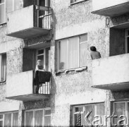 Lata 60.-70., Szczecin, Polska.
Rozmowa na balkonach bloku.
Fot. Maciej Jasiecki, Fundacja Ośrodka KARTA
