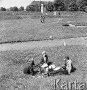 Lata 60.-70, Szczecin, Polska.
Piknik na trawie.
Fot. Maciej Jasiecki, zbiory Ośrodka KARTA