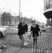 Lata 60.-70, Szczecin, Polska.
Rodzicie z dzieckiem.
Fot. Maciej Jasiecki, zbiory Ośrodka KARTA