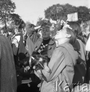 Lata 60.-70, Szczecin, Polska.
Ludzie patrzą w niebo.
Fot. Maciej Jasiecki, zbiory Ośrodka KARTA