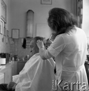 Lata 60.-70., Szczecin, Polska.
Salon fryzjerski.
Fot. Maciej Jasiecki, Fundacja Ośrodka KARTA