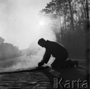 Lata 70., Szczecin, Polska.
Ręczne rozkładanie asfaltu.
Fot. Maciej Jasiecki, Fundacja Ośrodka KARTA