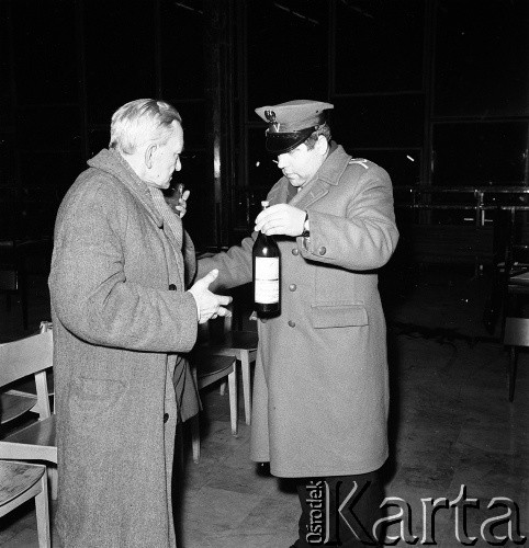 Lata 70., Szczecin, Polska.
Milicjant z nietrzeźwym mężczyzną.
Fot. Maciej Jasiecki, Fundacja Ośrodka KARTA