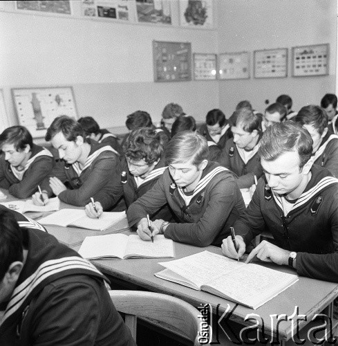 Lata 70., Szczecin, Polska.
Studenci Wyższej Szkoły Morskiej.
Fot. Maciej Jasiecki, Fundacja Ośrodka KARTA