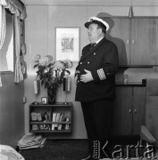 1972, brak miejsca.
Kapitan żeglugi wielkiej Karol Brandys. Zdjęcie wykonane w czasie rejsu MS Gliwice II. 
Fot. Maciej Jasiecki, zbiory Ośrodka KARTA