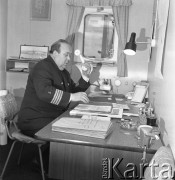 1972, brak miejsca.
Kapitan żeglugi wielkiej Karol Brandys. Zdjęcie wykonane w czasie rejsu MS Gliwice II. 
Fot. Maciej Jasiecki, zbiory Ośrodka KARTA
