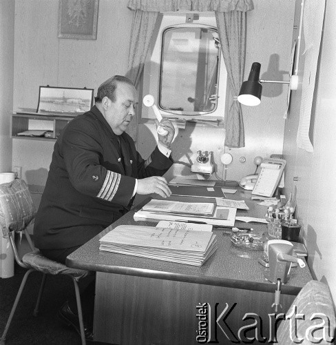 1972, brak miejsca.
Kapitan żeglugi wielkiej Karol Brandys. Zdjęcie wykonane w czasie rejsu MS Gliwice II. 
Fot. Maciej Jasiecki, zbiory Ośrodka KARTA
