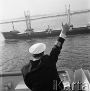 1972, brak miejsca.
Kapitan żeglugi wielkiej Karol Brandys. Zdjęcie wykonane w czasie rejsu MS Gliwice II. 
Fot. Maciej Jasiecki, zbiory Ośrodka KARTA