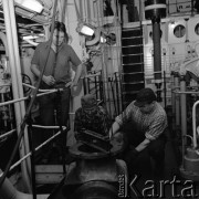 1972, brak miejsca.
Mechanicy na pokładzie MS Gliwice II. 
Fot. Maciej Jasiecki, zbiory Ośrodka KARTA