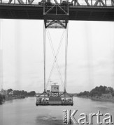 1972, brak miejsca.
Przeprawa. Zdjęcie wykonane w czasie rejsu MS Gliwice II do Hamburga.
Fot. Maciej Jasiecki, zbiory Ośrodka KARTA