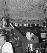 1972, brak miejsca.
Zabawa członków załogi, za barem Maciej Jasiecki. Zdjęcie wykonane w czasie rejsu MS Gliwice II do Hamburga.. 
Fot. NN, zbiory Ośrodka KARTA