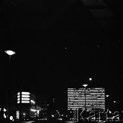 1972, Hamburg, Republika Federalna Niemiec.
Miejska architektura nocą. Zdjęcie wykonane w czasie rejsu MS Gliwice II. 
Fot. Maciej Jasiecki, zbiory Ośrodka KARTA
