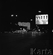 1972, Hamburg, Republika Federalna Niemiec.
Miejska architektura nocą. Zdjęcie wykonane w czasie rejsu MS Gliwice II. 
Fot. Maciej Jasiecki, zbiory Ośrodka KARTA