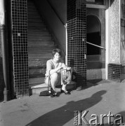 1972, Hamburg, Republika Federalna Niemiec.
Magazyn ze zdjęciem nagiej modelki w rękach kobiety. Zdjęcie wykonane w czasie rejsu MS Gliwice II. 
Fot. Maciej Jasiecki, zbiory Ośrodka KARTA