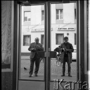 1972, Hamburg, Republika Federalna Niemiec.
Kapitan Karol Brandys i fotograf Maciej Jasiecki. Zdjęcie wykonane w czasie rejsu MS Gliwice II. 
Fot. Maciej Jasiecki, zbiory Ośrodka KARTA