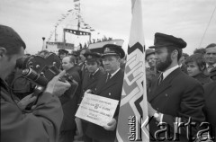 1972, Szczecin, Polska.
Uroczystość zorganizowana po ukończeniu tysięcznego rejsu przez MS Sołdek i MS Jedność Robotnicza. Nz. z tabliczką kapitan Jan Podsiadły.
Fot. Maciej Jasiecki, zbiory Ośrodka KARTA