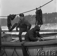 1972, brak miejsca.
Marynarze w szalupie.
Fot. Maciej Jasiecki, zbiory Ośrodka KARTA
