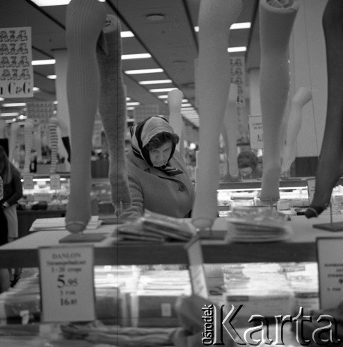 1972, Kopenhaga, Dania.
Sklep z rajstopami. Zdjęcie zrobione w czasie rejsu MS Jedność Robotnicza.
Fot. Maciej Jasiecki, zbiory Ośrodka KARTA
